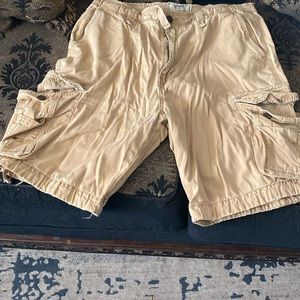 Cargo tan shorts with the size 36 regular in men , made by the brand CHOR.